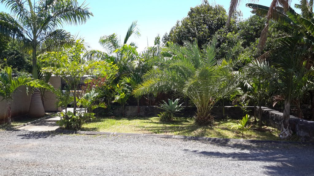 local poubelle et une partie du jardin de la résidence. En contrebas (6 m. en dessous) derrière passe le chemin littoral et la mer et à 100 m. au fond